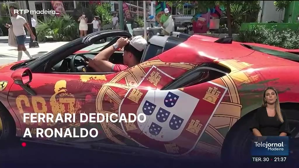 Ferrari decorado com imagens de Cristiano Ronaldo em Miami