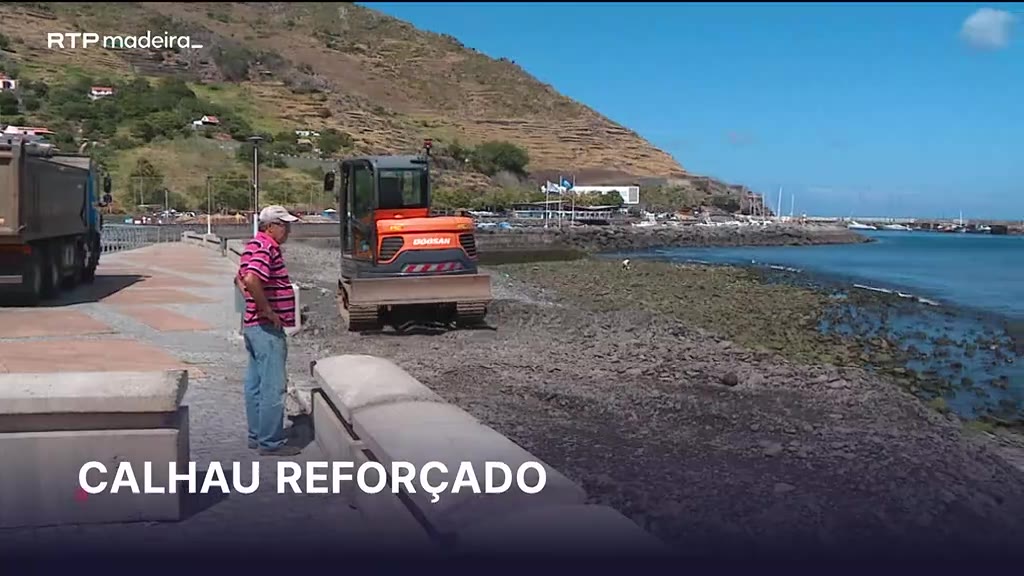 Reforço da praia de São Roque em Machico com calhau de Santa Cruz