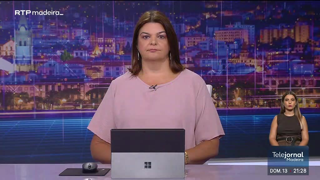 Miradouro do Guindaste atrai turistas em Santana