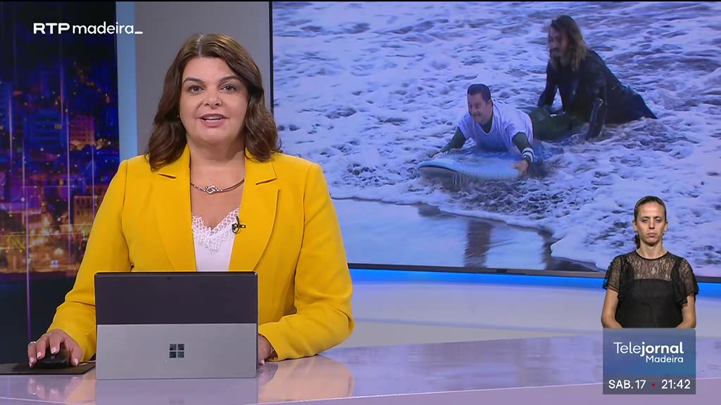 Surf adaptado na Praia do Seixal para jovens com deficiência